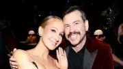 Comediante Nikki Glaser revela relacionamento aberto unilateral e incentiva namorado a flertar
