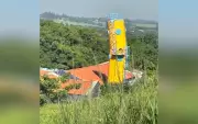 Creche em Itu é interditada após caixa d'água romper e ficar inclinada, colocando crianças em risco