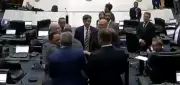 Deputados do Paraná trocam xingamentos e um é contido em plenário da Alep