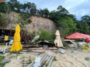 Deslizamento em falésia na Praia do Madeiro destrói barracas em Pipa, RN