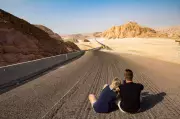 Dia da Mentira no Turismo: As Pequenas Falsidades que Todo Viajante Conta