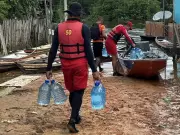 Distribuição de água potável atinge famílias afetadas pela cheia do Rio Juruá no Acre