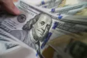 Dólar cai abaixo de R$ 5 após incertezas de Trump e busca por ativos brasileiros