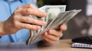 Dólar cai com expectativa de cortes de juros e incertezas sobre guerra no Irã