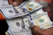 Dólar cai e petróleo sobe com tensão EUA-Irã e expectativas econômicas
