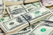 Dólar recua e petróleo cai com sinais de desescalada no conflito Irã-EUA-Israel