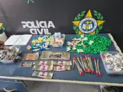 Dois jovens presos e três adolescentes apreendidos por tráfico de drogas em Angra dos Reis