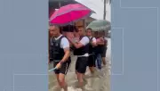 Drone registra resgate de bebês gêmeos e criança após chuva histórica em Belém