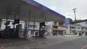 Dupla simula arma e assalta posto de combustíveis em Itaperuna, no RJ