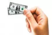 Economistas alertam: dólar deve voltar a subir após período de queda no Brasil