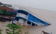 Embarcação Coronel Tavares afunda na orla de Manacapuru durante forte chuva