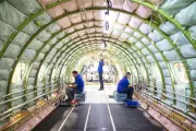 Embraer oferece 160 vagas em curso gratuito de auxiliar de produção aeronáutica