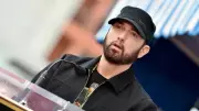 Eminem celebra 18 anos de sobriedade com medalha e recebe apoio mundial