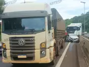 Engavetamento com oito veículos interdita parcialmente a SP-310 em Corumbataí