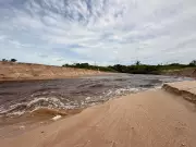 Enxurrada de água escura e malcheirosa deságua no mar da Paraíba, gerando alerta ambiental