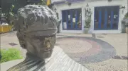 Estátua de Cazuza tem óculos furtado novamente no Leblon, Rio de Janeiro