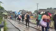Estudantes enfrentam risco diário em ponte comprometida por cheia no Acre