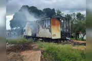 Fagulhas de serra elétrica causam incêndio em caminhão em Regente Feijó