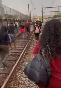 Falha elétrica causa superlotação e passageiros andam nos trilhos da CPTM em SP