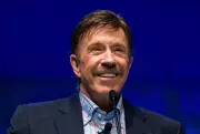 Família de Chuck Norris alerta sobre fake news após morte do ator aos 86 anos