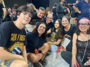 Famílias baianas celebram legado do rock em show histórico do Guns N' Roses em Salvador