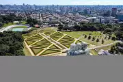 Feriado de Tiradentes altera horários de serviços públicos em Curitiba nesta semana