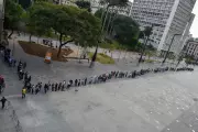 Fila imensa por emprego em SP: quase 10 mil vagas abertas nos PATs esta semana