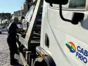 Fiscalização remove três veículos abandonados em Cabo Frio no bairro São Cristóvão