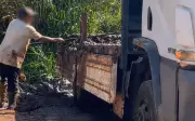 Flagrante de descarte irregular em Rio Preto: homens jogam resíduos em área pública