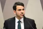 Flávio Bolsonaro e Messias travam embate sobre 8 de janeiro e INSS em sabatina no STF