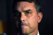 Flávio Bolsonaro mira eleitorado católico para reduzir vantagem de Lula nas pesquisas