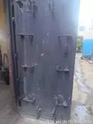 Fortaleza do tráfico com porta de aço e 12 travas é demolida em Governador Valadares