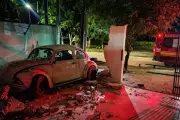 Fusca perde freio, invade casa e deixa jovem ferida em Alta Floresta