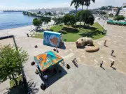 Gato Gigante e Livro Inflável Encantam Praça Mauá no Rio até 12 de Abril