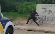 GCM joga bicicleta de entregador em córrego em Mogi das Cruzes; agente é afastado