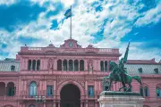 Governo Milei proíbe jornalistas na Casa Rosada por suspeita de espionagem