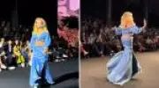 Helô Pinheiro, aos 82 anos, desfila com look ousado no Rio Fashion Week