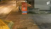 Homem abandona cachorro amarrado em frente a creche de animais em Porto Alegre