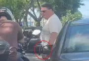 Homem armado agride motociclista em discussão de trânsito em Maceió