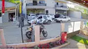 Homem ateia fogo na própria moto em fiscalização e mãe fica gravemente ferida