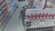 Homem bebe vinho em supermercado, agride funcionários e é preso em Patos de Minas