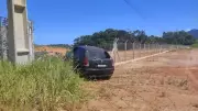 Homem com passado por tráfico é encontrado morto dentro de carro em Casimiro de Abreu