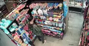 Homem com tornozeleira eletrônica é preso ao furtar mercado no Centro de Petrópolis