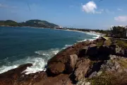 Homem de 62 anos é detido após acusação de fotografar mulheres em praia de Guarujá