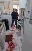 Homem esfaqueia sobrinho autista e mantém mulheres reféns em apartamento em Copacabana
