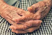 Idoso de 83 anos com larvas no corpo segue internado em MS sob investigação por maus-tratos