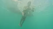 Ilusionista busca recorde mundial após escape subaquático com correntes em Noronha