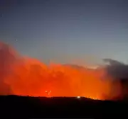 Incêndio de grandes proporções atinge Morro do Açu em Petrópolis e mobiliza equipes de combate