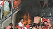 Incêndio em arquibancada causa tensão no superclássico argentino entre River e Boca