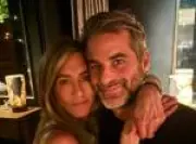 Influência do namorado 'guru' transforma vida íntima de Jennifer Aniston
